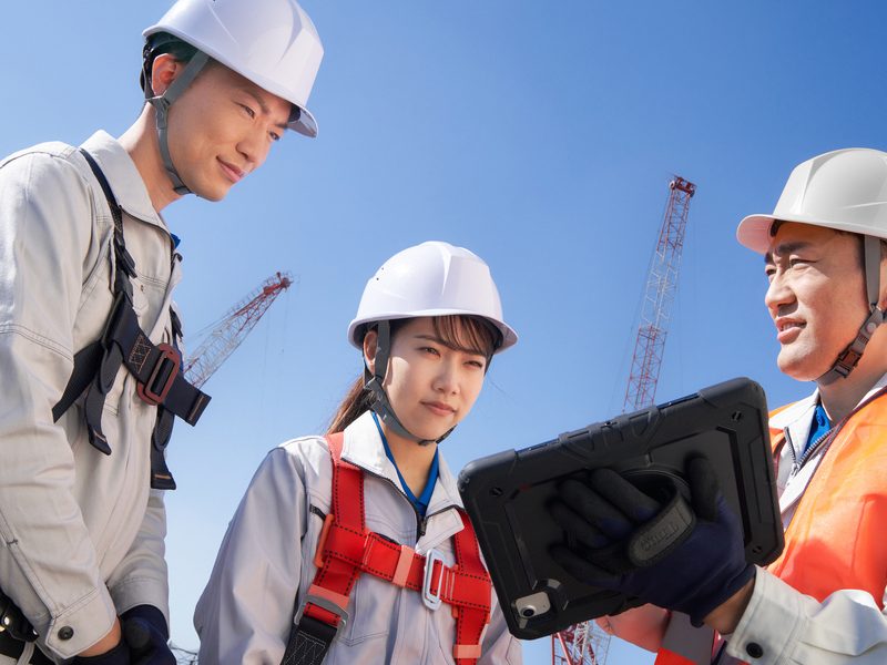 工事現場で打ち合わせをする作業員　土木　建